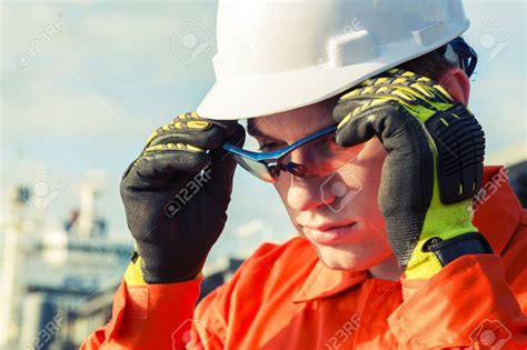 70213843 Engineer Is Wearing The Safety Goggles Easysafe Co Ltd