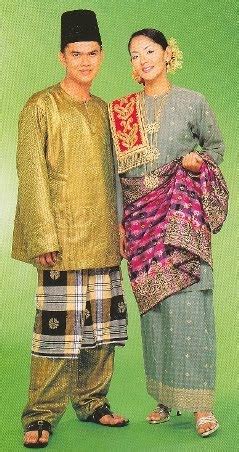 Namun begitu, pada zaman ini pakaian tradisonal ini telah dimodenkan serta diubah suai agar menepati keselesaan dan memuaskan hati si pemakai. Seni Pakaian Melayu: Pengenalan : Baju Tradisi