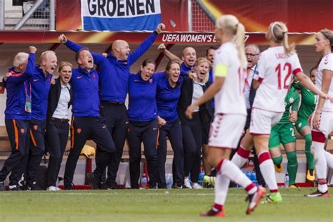 Jun 27, 2021 · frank de boer lijkt door te willen gaan als bondscoach van oranje, al wil hij de uitschakeling op het ek tegen tsjechië eerst laten bezinken voordat hij praat over zijn toekomst bij oranje. Sarina Wiegman-Glotzbach foto - FCUpdate.nl