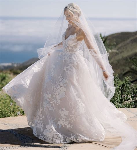Monique Lhuillier Maeve Wedding Dress Save 46 Stillwhite