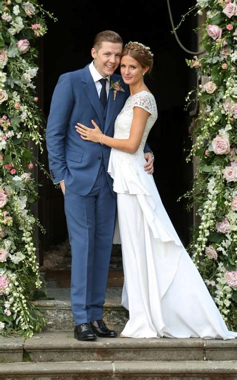 How can i find out the officers name?ķ. As a divorcee, what should I do with my old wedding dress?