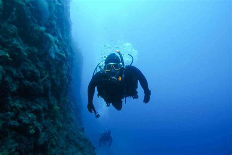 How Deep Can A Human Dive With Or Without Scuba Gear