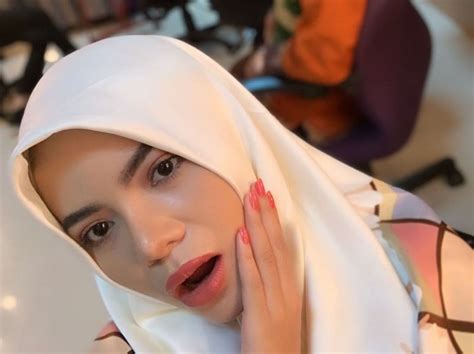 Penyanyi female disk jockey (dj). Dinar Candy Berhijab Ikut Pengajian, Della Perez : Masya Allah Cantik Banget Sih : Okezone Muslim