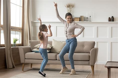 Madre Activa Bailando En Casa Con Hija Pequeña Foto De Stock Y Más