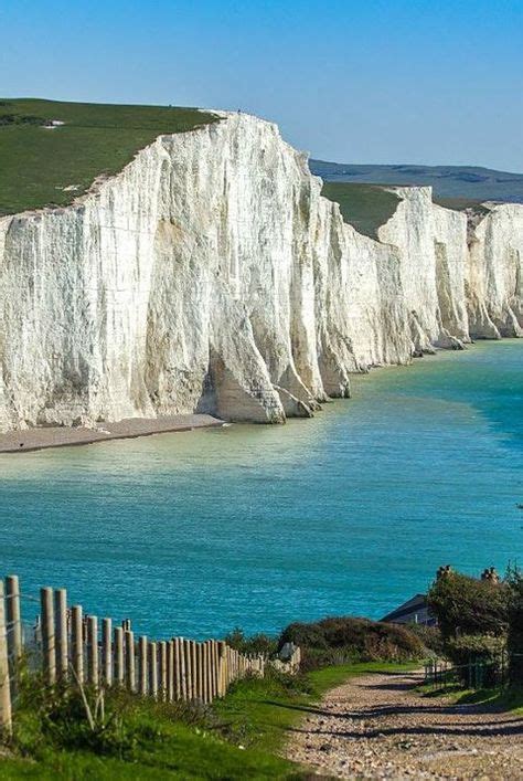 It shares land borders with wales to its west and scotland to its north. Los acantilados blancos en Dover, Inglaterra | Paisajes ...