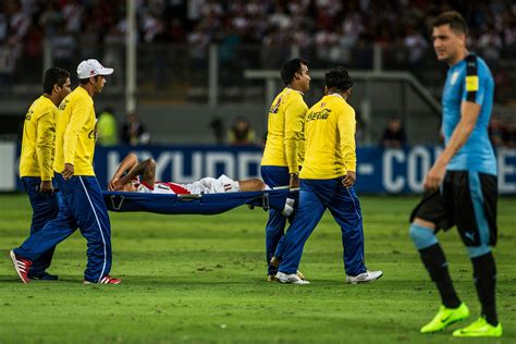 A cobertura é mais que completa e o ano inteiro. Cueva sofre lesão em jogo do Peru e preocupa São Paulo | VEJA