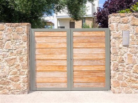 But in recent years a lot of white vinyl horse the following pictures are of wooden privacy fences. How to Decide on the Best Fencing Materials