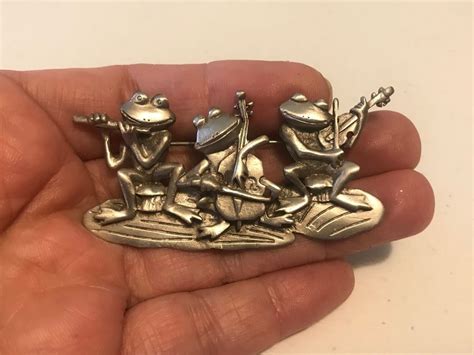 Vintage Signed Jj Frogs Playing Music Instruments Pin Brooch Silver