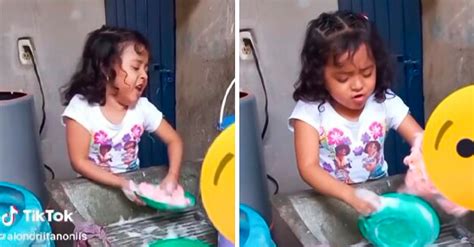 Captan a niña cantando Qué agonía mientras lava trastes