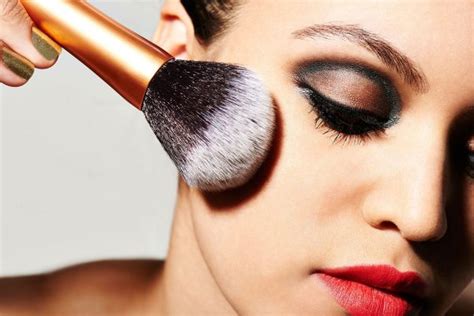 7 makeup tricks to make your face look thinner
