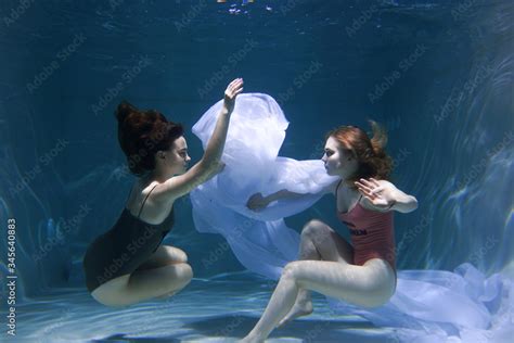 Foto De Two Beautiful Lesbian Girls Are Swimming Underwater Attractiveness Sexual Poses And