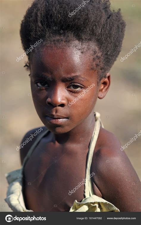 アフリカの部族の十代の若者たちは完全にヌード ポルノ写真