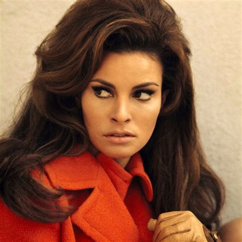 32 Wonderful Color Photos Of Raquel Welch The Classic Beauty Of The