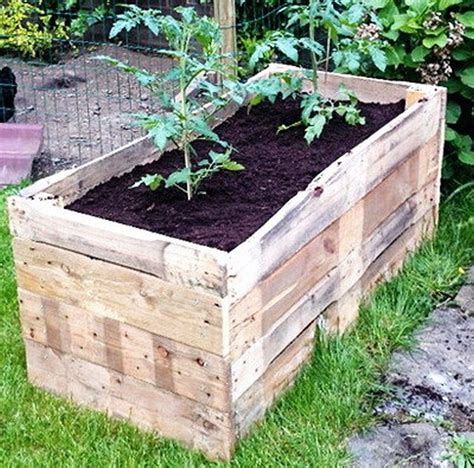 Pallet planter boxes and fence. Planter Boxes Made from Wooden Pallets | Diy raised garden ...