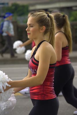 Cheer Leader Hawkettes Cheerleaders In The 2016 Grand Flor Flickr