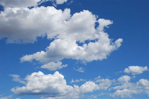 Pequeña Montaña Senderismo En Familia Nubes