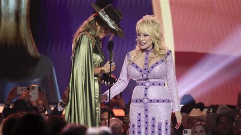 Dolly Partons 2023 Acm Awards Wardrobe Brought The Spice And Not The Style