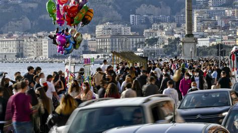 Tuttavia è la classificazione di rischio bassa che fa la differenza in questo caso e dovrebbe lasciare la nostra regione ancora in zona gialla. Campania arancione, l'esperto del Cnr: "Napoli e Benevento ...