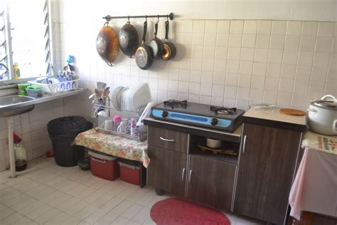 Mother is cooking in the kitchen. Cik Puan Mimi: Sesi mengemas Dapur part II