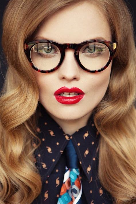 15 Trucos De Maquillaje Para Chicas Que Usan Lentes Con Imágenes Chicas Con Gafas Usando