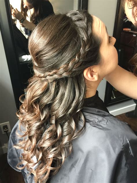 unique quinceanera hairstyles to the side