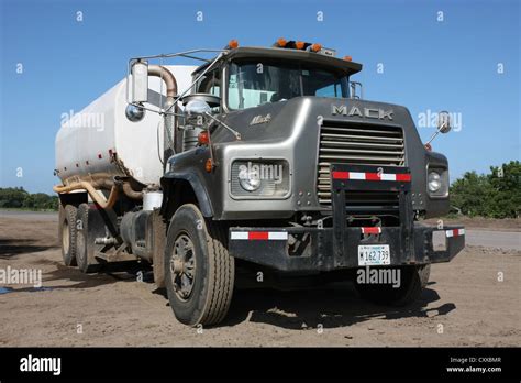 American Manufactured Mack Dm600 Water Hi Res Stock Photography And