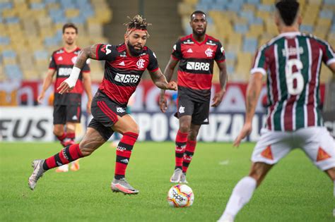 Dentro das quatro linhas, o fluminense marcou nos acréscimos para bater o flamengo por 1 a 0 e avançar à final desta fase do campeonato carioca. Fluminense e Flamengo disputam clássico no Maracanã ...