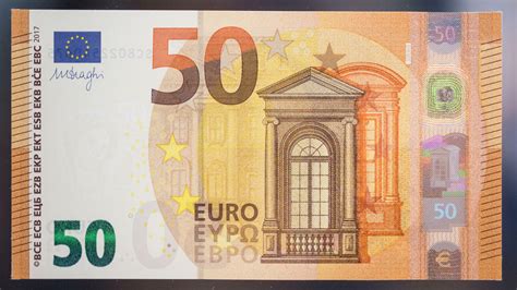 500 euro scheine auf tisch : Bargeld: Deutsche misstrauen dem alten 500-Euro-Schein
