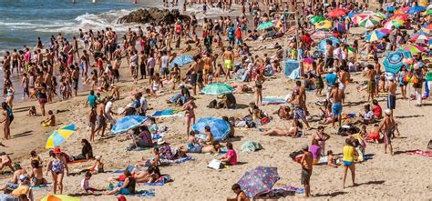 the world s most crowded beaches yourlifechoices