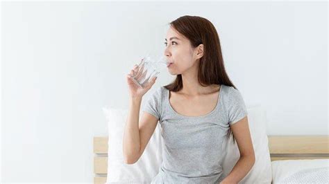 Biasakan Minum Air Putih Hangat Setiap Bangun Tidur Di Pagi Hari