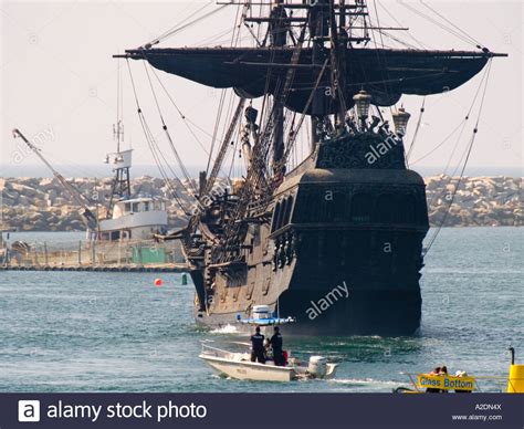 Seit er von jack sparrow mit einer list ins teufelsdreieck gelockt wurde. Die Disney Company Schiff The Black Pearl, tritt in ...