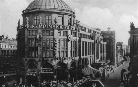 Haus vaterland (anavatan evi ) potsdamer platz 'nin güneybatı tarafında, berlin merkezinde bir zevk sarayıydı. Haus Vaterland, in the Wilhelmine style, destroyed - along ...