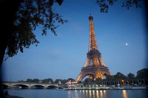 Best Places to Go Out at Night in Paris | Expedia.ca