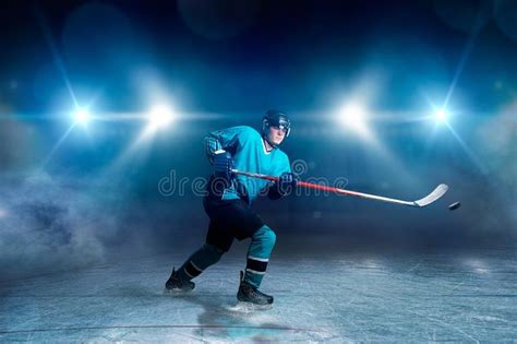 In ice hockey, a grinder is a player better known for his hard work and checking than his scoring. Hockeyspieler Mit Stock Und Kobold Macht Einen Wurf ...