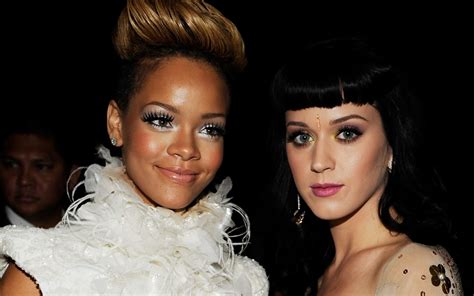 Rihanna And Katy Perry Kiss At Grammys