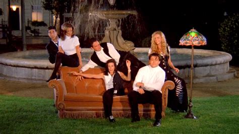 The cast of friends was as close as possible to the characters of the i enjoyed watching the episodes of the series 236 and each one hooked on in its own way, a great. Qui veut une photo dans le canapé de la série Friends à ...