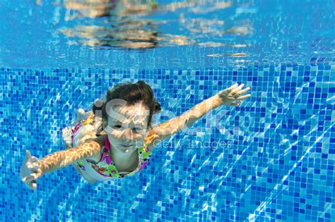 mädchen schwimmt unter wasser im pool stockfoto lizenzfrei freeimages