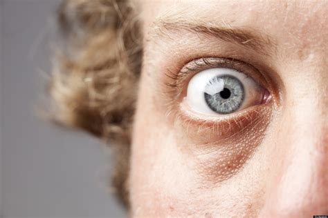 Wide Eyed Expression Of Fear May Boost Peripheral Vision Help Others