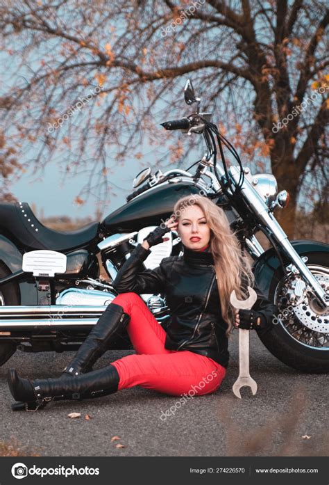 Beautiful Biker Woman Posing Motorcycle Outdoors — Stock Photo