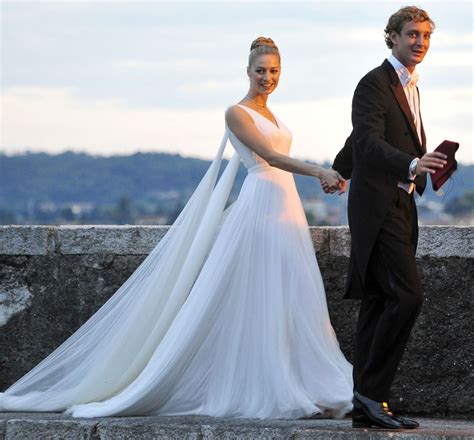 Infatti la donna è convolata a nozze completamente senza abiti, ma con indosso solo un bikini, ma rigorosamente di colore bianco. Abiti da sposa, i capolavori dei grandi stilisti (con ...