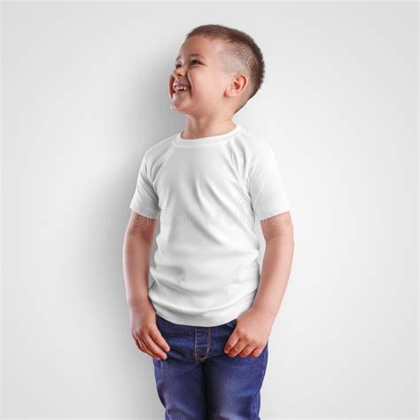 Una Plantilla Para Una Camiseta Blanca Para Niños En Un Júnior De Jeans