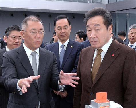 정의선 현대자동차그룹 수석부회장이 그룹 회장 자리에 오른다. 이낙연 총리, 정의선 부회장과 만나 자율주행 수소차 '넥쏘' 시승