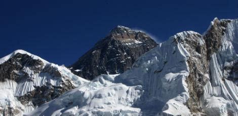 (8,848.86 m) above sea level reigns as the highest mountain on earth. Três alpinistas morrem no Everest - Jornal do Commercio