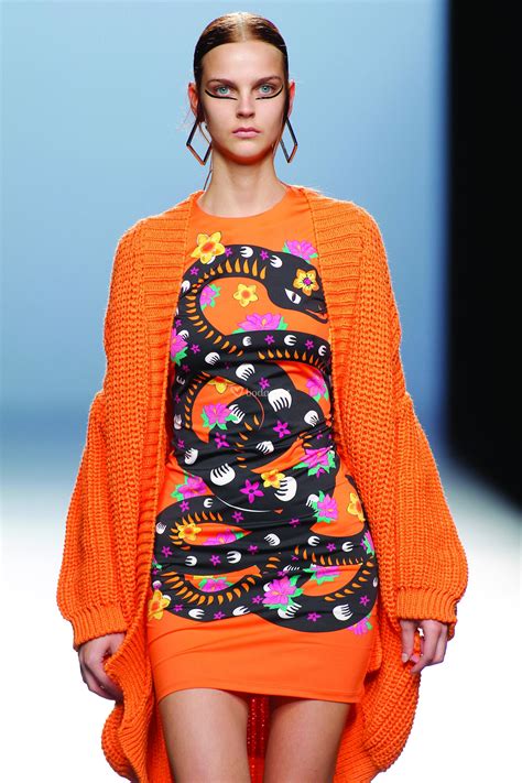 He tries to kill them. Vestido de Fiesta de Maria Escoté - ME 004