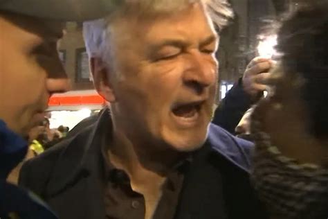 Eeuu Actor Alec Baldwin Es Escoltado Por La Polic A De Nueva York