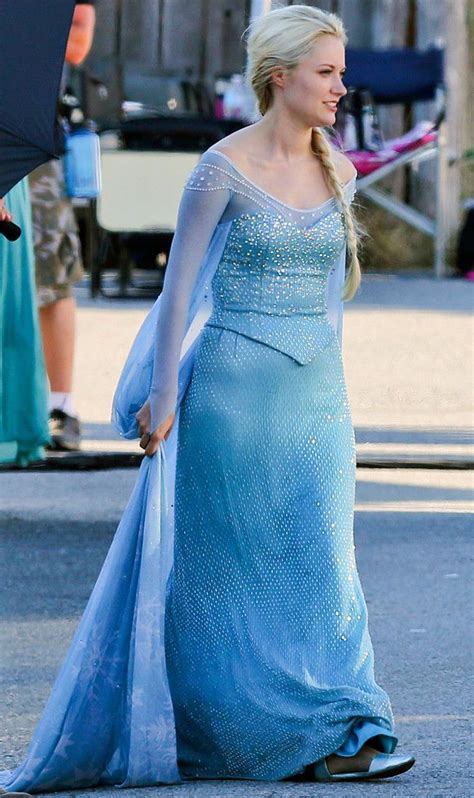 First Look At Frozen S Elsa On Once Upon A Time Once Upon A Time Queen Elsa Georgina
