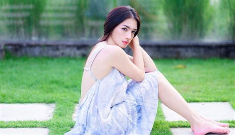 Potret Seksi Angel Karamoy Bikin Netizen Ketagihan