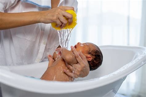 How To Tub Bathe A Newborn Step By Step With Baby Bath Tips