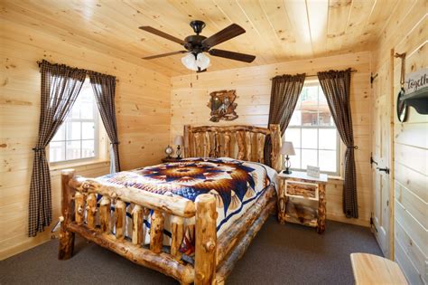 The Mountaineer Deluxe Cabin Stunning Bedroom With Two Windows Letting