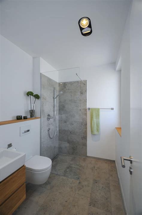 Waschtisch, regale und eine eichensitzbank neben der dusche bringen wärme ins bad. Kleines Bad Mit Dusche Badezimmer Einrichtung - polemdemico